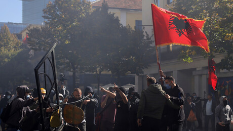 Protestos estudantis na Albânia miram primeiro-ministro, que acusa ameaça à adesão europeia