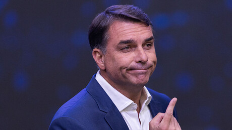 VÍDEO: Debate presidencial é brevemente interrompido após gestos de Flávio e acusações de 'palhaço'