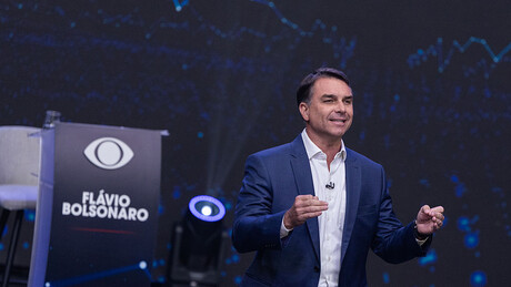 VÍDEO: Flávio diz que favelas são "potência" e promete criar ministério da Prosperidade