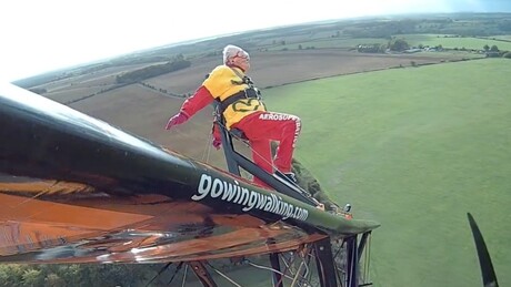 VÍDEO: Idosa de quase 100 anos voa do lado de fora do avião e entra para o Guinness