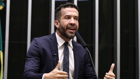 André Janones é internado às pressas por problema cardíaco após debate presidencial