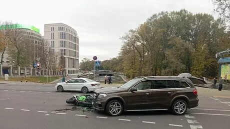 VÍDEO: Motociclista voa por cima de Mercedes após forte colisão em Minsk