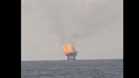 VÍDEOS: Plataforma de petróleo da Pemex pega fogo no Golfo do México