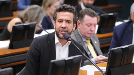 Janones tem alta hospitalar após ser internado com arritmia cardíaca