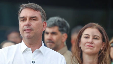 Flávio leva 'Exército do Lula' ao TSE e pede investigação sobre impulsionamento digital