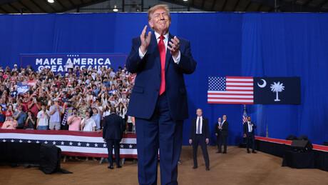 VÍDEO: 'Adorei!' — Trump fica fascinado ao ver homem dar soco em manifestante em comício