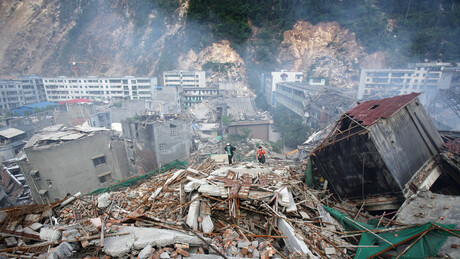 Forte terremoto atinge a China