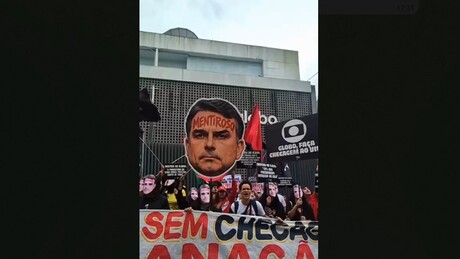 VÍDEO: Grupo protesta em frente à Globo por checagem ao vivo em debate presidencial