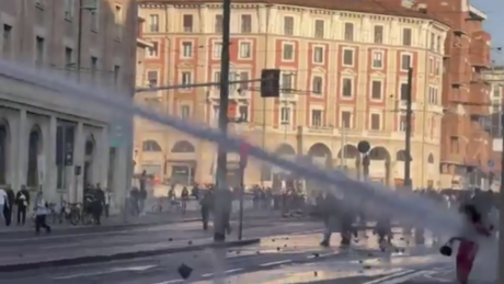 VÍDEO: Polícia usa canhão de água e derruba manifestante na Itália