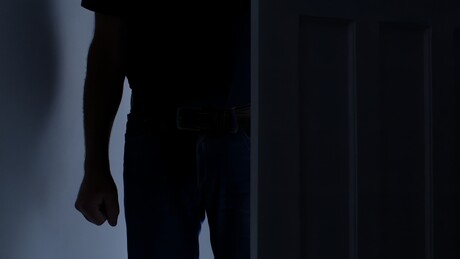 'Eu beliscava ele e mordia': adolescente de 17 anos mata filho de 3 meses em Goiás por chorar
