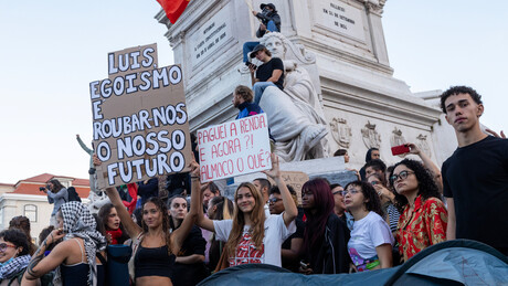 Centenas de alunos bloqueiam 2 escolas em Lisboa