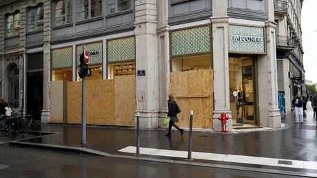 VÍDEO: Veja como comerciantes se protegem contra vandalismo nos protestos da França
