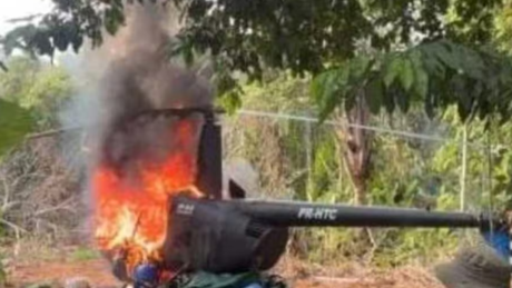 FAB intercepta helicóptero vindo da Venezuela e destrói aeronave após entrada clandestina no Brasil