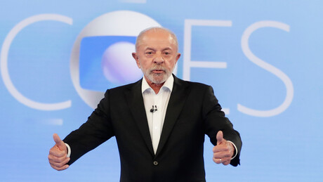 Lula cita políticas de Milei e pergunta à Flávio sobre aumento da aposentadoria em debate na Globo