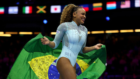 Rebeca Andrade conquista tricampeonato mundial no salto e faz história na ginástica
