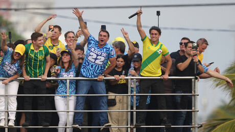 VÍDEOS: 'Amanhã o Brasil terá um novo presidente', afirma Flávio Bolsonaro ao encerrar campanha