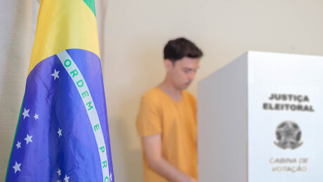 Pesquisa PoderData/Aya: Jovens são os que menos têm certeza de que vão votar no 2º turno