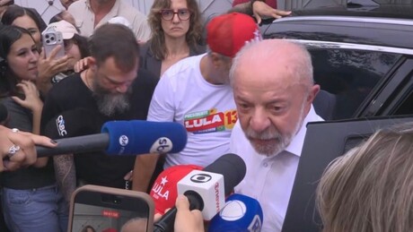 'O povo não vai eleger um mentiroso': Lula ataca Flávio Bolsonaro em pleno dia de eleição