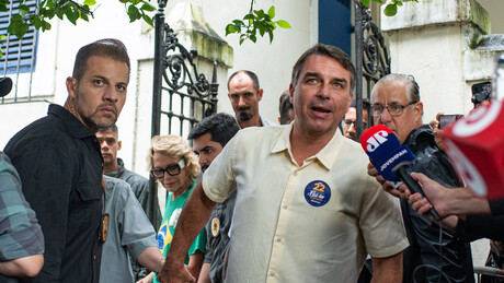 Flávio pede votação até as 19h e adiamento da divulgação dos resultados da eleição