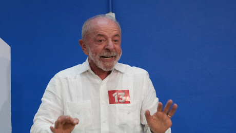 Lula assume liderança na corrida presidencial com 50% dos votos apurados