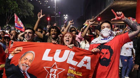 VÍDEOS: Avenida Paulista tomada por multidões de vermelho em apoio a Lula