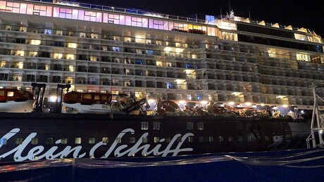 VÍDEOS: Navio de cruzeiro com milhares de pessoas a bordo colide com dois navios porta-conteiners