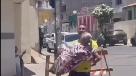 VÍDEO: Idosa doente pede ao filho que a carregue para votar em Lula pela última vez