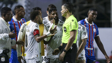 VÍDEO: Neymar é expulso sob 'Lei Vinícius' por cobrir a boca em discussão no campo