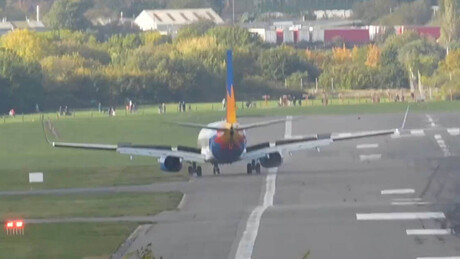 VÍDEO: Boeing sai da pista durante aterrissagem no Reino Unido