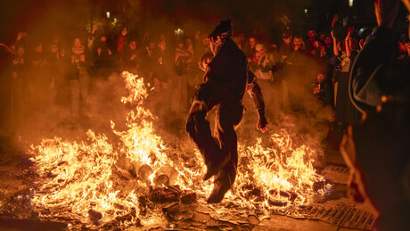 França mira redes sociais em meio a protestos massivos