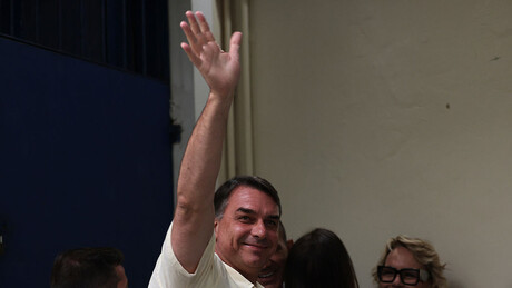 Deputados do PT pedem prisão preventiva de Flávio Bolsonaro e alerta vermelho da Interpol