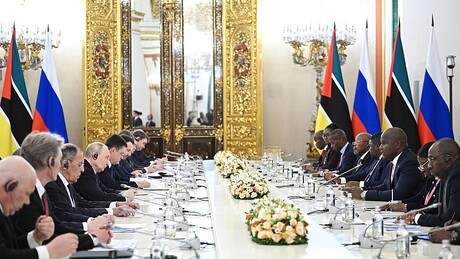 'Rússia é amiga e irmã': Putin fortalece laços com Moçambique em reunião com presidente do país