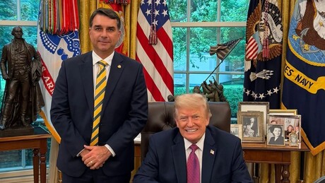 Governo Trump confirma à imprensa que vai conceder visto a Flávio Bolsonaro