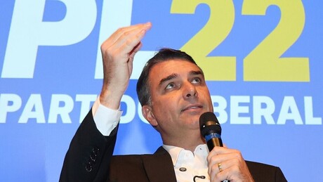 Argentina confirma Flávio Bolsonaro entrou no país com a família e embarcou em voo privado para Equador