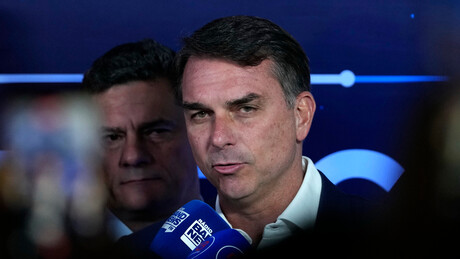 Avião que teria transportado Flávio Bolsonaro e sua família pousa no Equador