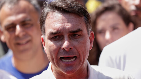 Governo avalia viagem de Flávio aos EUA como tiro no próprio pé — imprensa