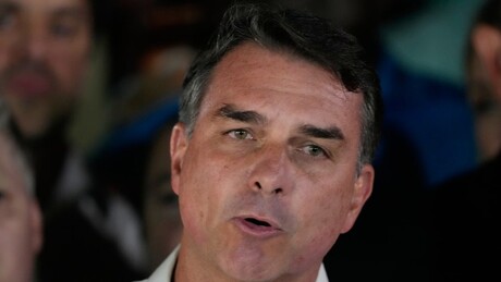 Nos EUA, Flávio Bolsonaro se declara 'verdadeiro presidente eleito' e fala em fraude nas eleições