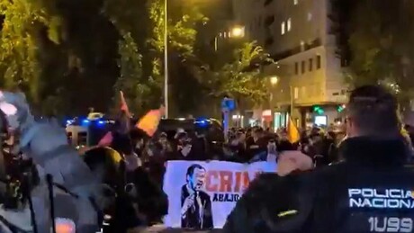 VÍDEOS: Manifestantes confrontam a polícia e exigem renúncia do ministro de Transporte da Espanha após tragédia
