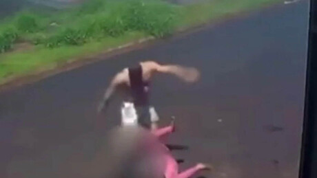 IMAGENS FORTES: 'Não deixa ele me matar' — mulher é espancada pelo companheiro na rua no Paraná
