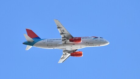 Avião de passageiros russo emite sinal de emergência