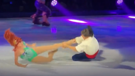 IMAGENS FORTES: Patinadora sofre queda violenta durante espetáculo da Disney e assusta público