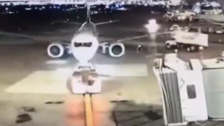 VÍDEO: Boeing colide com caminhão em aeroporto no Canadá