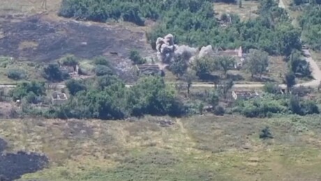 VÍDEO: Artilharia pesada russa destroça zona de implantação de tropas ucranianas
