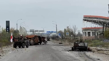 VÍDEO: Exército russo desmina estradas para permitir a chegada de ajuda humanitária a Alyoshki
