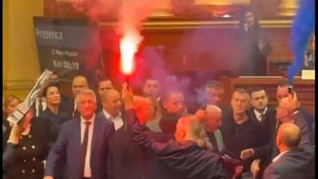 VÍDEO: Cenas de caos e protestos explosivos paralisam Parlamento da Albânia