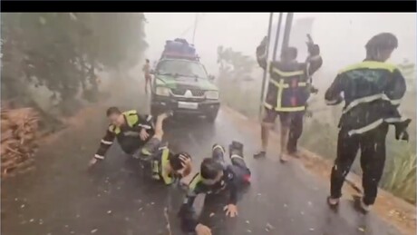 VÍDEO: Chuva renova esperança de bombeiros após meses de incêndios na Indonésia