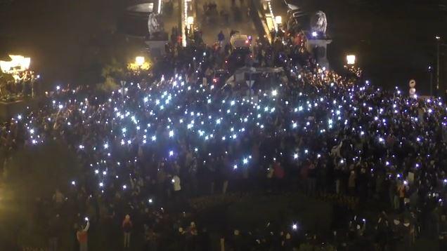 Mehr als 100.000 demonstrieren in Ungarn gegen Internetsteuer