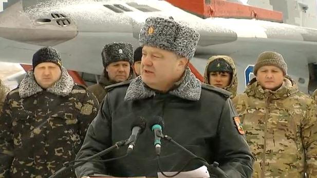 Ukrainischer Präsident übergibt neue Waffen an Armee: "Ich bin überzeugt, dass 2015 das Jahr unseres Sieges wird"