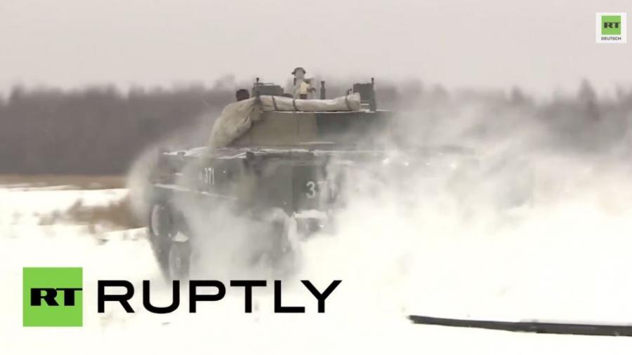 Drohne filmt Übung von russischen Luftlandetruppen mit BMD-4M