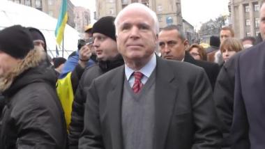 McCain entschuldigt Einsatz von Streubomben durch Kiew: Wir hätten richtige Waffen liefern müssen